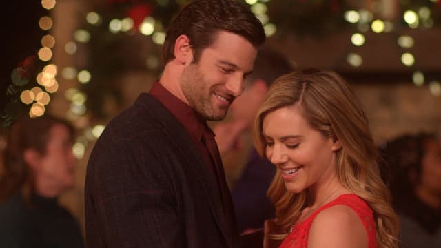 Love at the Christmas Contest